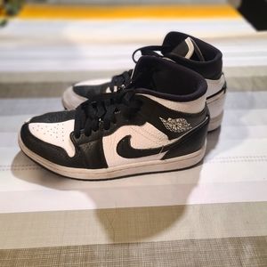 Air Jordan 1 Mid- black and white